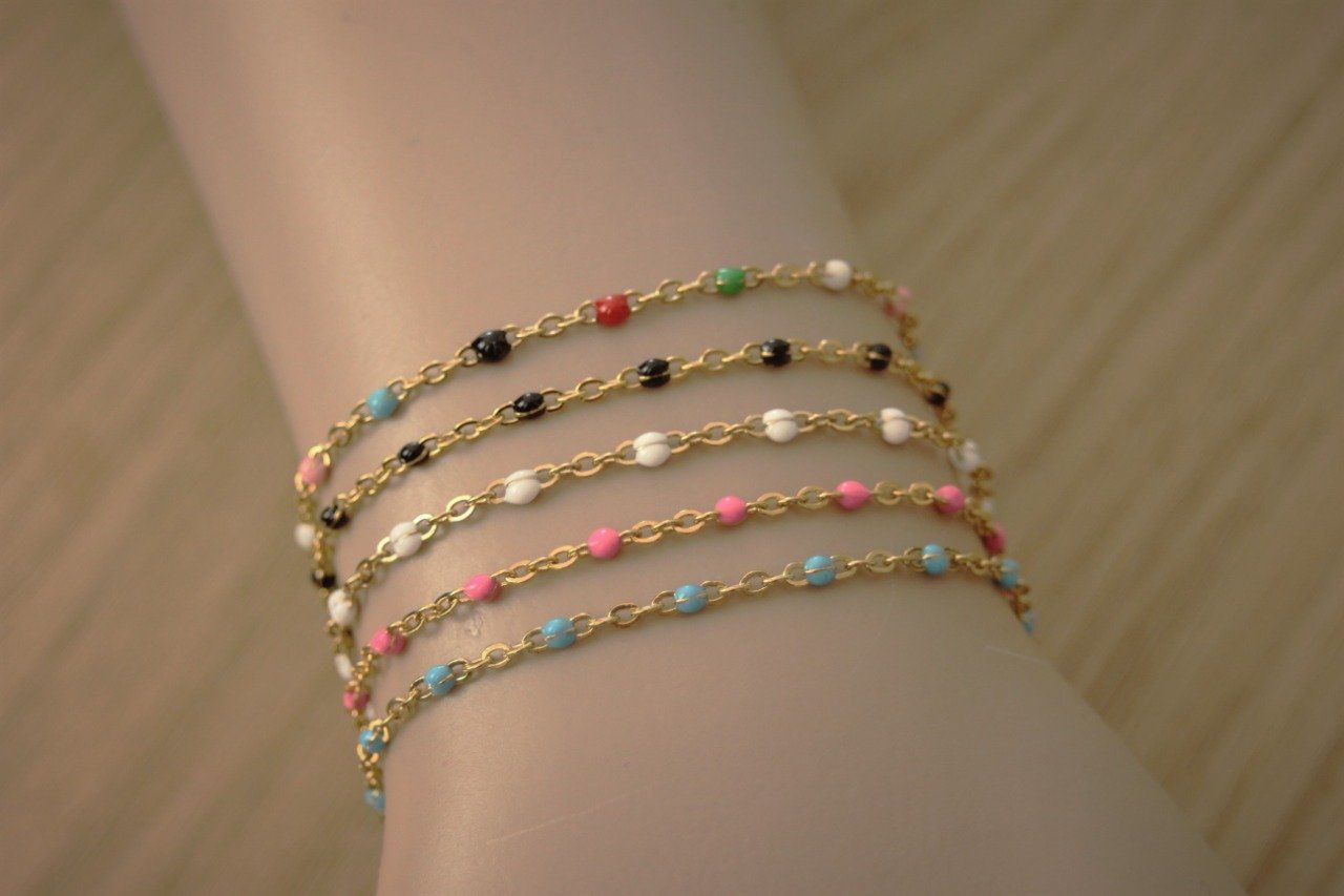 Bracelet acier inoxydable doré petites perles de couleur en résine -  Emmafashionstyle
